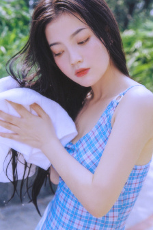 美女扒开粉嫩尿口的桶爽